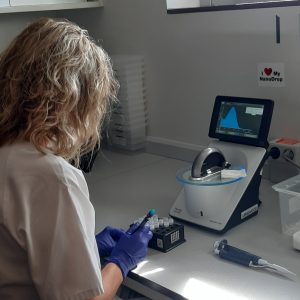 Ejemplo de funcionamiento de la máquina NanoDrop, un espectofotómetro que realiza mediciones rápidas de microvolúmenes, utilizada por ejemplo en farmacocinética, para una sola muestra, en casos urgentes.