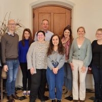 De izquierda a derecha, algunos de los asistentes: Yaël, Dra. Laura Valenzuela, Prof. Tristan Mirault, Eva Collado, Dr. Michael Frank, Dra. Serwet Demirdas, Gloria, Prof. Fransiska Malfait, Dra. Ingrid Van De Laar, Dra. Anna Stenborg, Dra. Thy Thy Vanem.