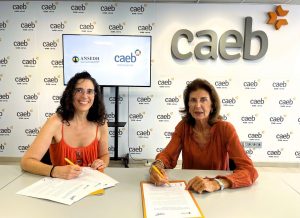 Firma del convenio con la presidenta de CAEB